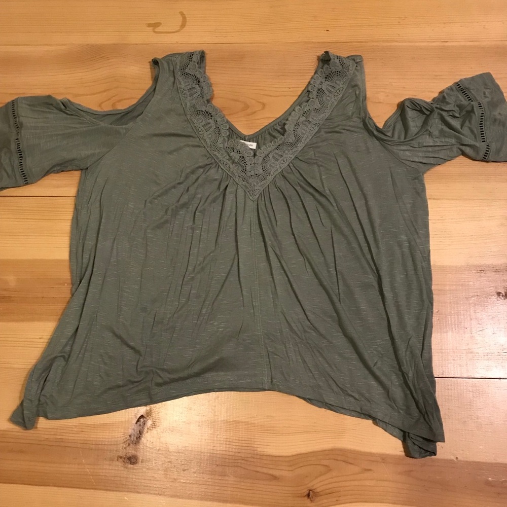*CLOSET CLOSING* Cold shoulder top
